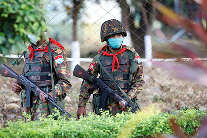 Военные на улицах Мьянмы