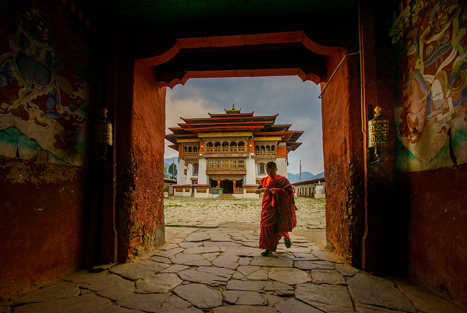 Официальный язык Бутана — дзонг-кэ.  На нем говорят в дзонгах, дворцах-крепостях для представителей светской и религиозной власти. Всего же в стране 25 языков, и они очень сильно отличаются друг от друга. Поэтому король принял мудрое решение, и обучение в школах ведется на английском языке.