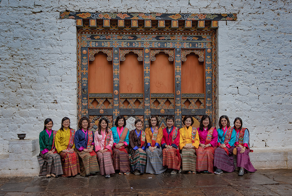 Путешествие в Бутан — это не просто перемещение в пространстве, а путешествие во времени. Попав в эту страну, вы переноситесь в мир легенд и древних традиций. Люди здесь ходят в национальных костюмах, вокруг чистая природа (охота и рыбалка запрещены, как и промышленная рубка леса). 