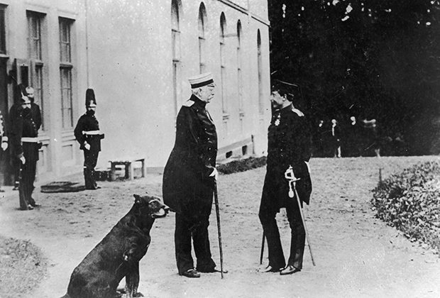 Канцлер Германии Отто фон Бисмарк и кайзер Вильгельм II у резиденции Бисмарка во Фридрихсру, 30 октября 1888 года
