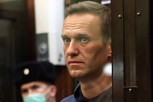 Первое заседание по делу о клевете Навального на ветерана продолжалось 8 часов Оскорбления, перепалка и скорая помощь для 94-летнего потерпевшего: что творилось в зале суда