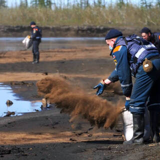 Сотрудники МЧС РФ во время ликвидации последствий розлива нефтепродуктов из резервуара ТЭЦ-3 под Норильском
