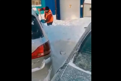 Ледяные глыбы обрушились на новую машину и попали на видео