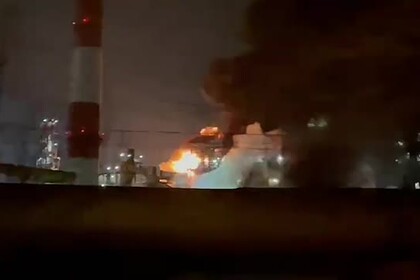 Пожар на нефтезаводе в российском городе попал на видео