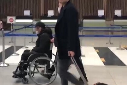 Алибасова заметили в аэропорту на инвалидной коляске