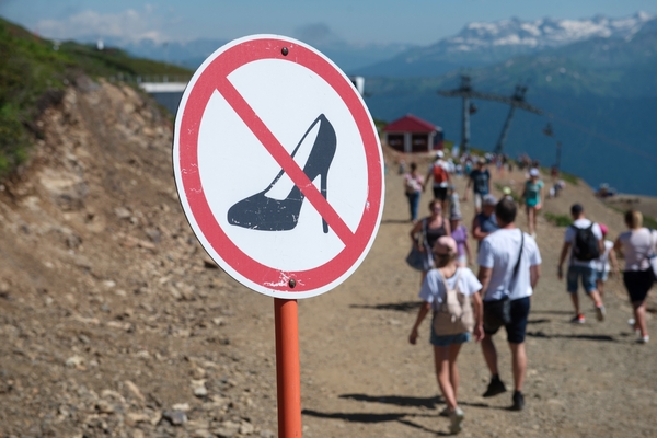 Запрещающая табличка на горнолыжном курорте Роза Хутор в Сочи