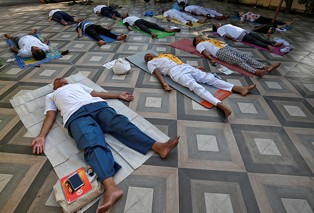 Занятия йогой в международный день йоги в Ахмедабаде