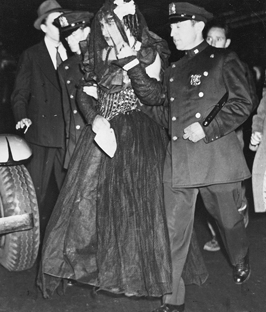 Задержание травести полицией в Нью-Йорке, 1939 год