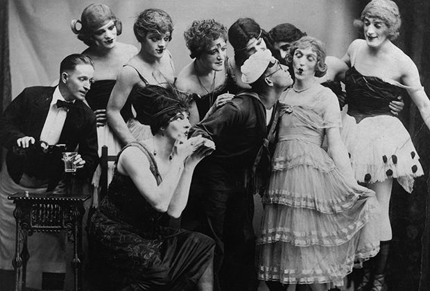 Американский актер Джеймс Кэгни среди актеров-травести в Нью-Йоркке, 1919 год
