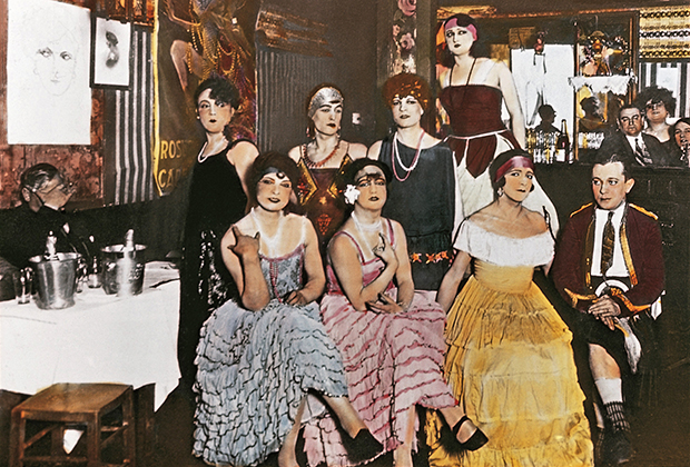 Травести в баре Patrons на Монмартре (раскрашенное фото), 1927 год