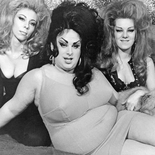 Drag queens Divine и Cookie Mueller в фильме «Женские проблемы» (1974)