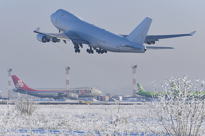 Более ста авиарейсов отменили или задержали в Москве из-за снегопадов