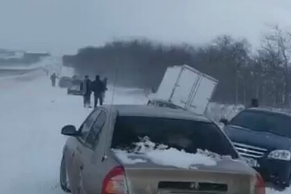 Более 30 автомобилей столкнулись на трассе в Крыму