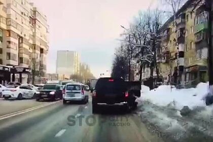 Водитель вытолкнул девушку на ходу из автомобиля и попал на видео