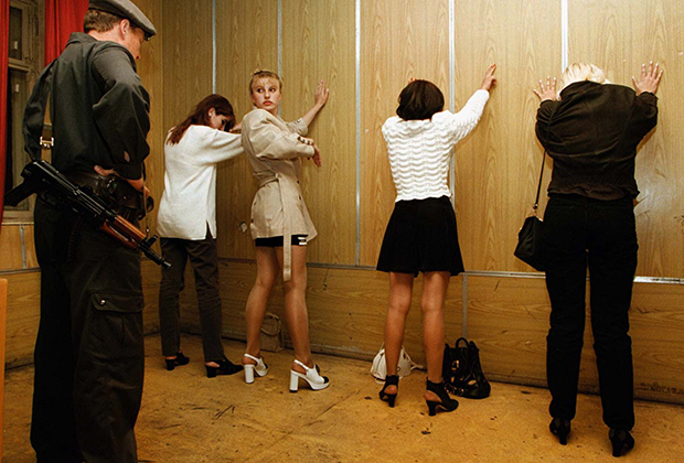 Проститутки после задержания московскими милиционерами, 1997 год