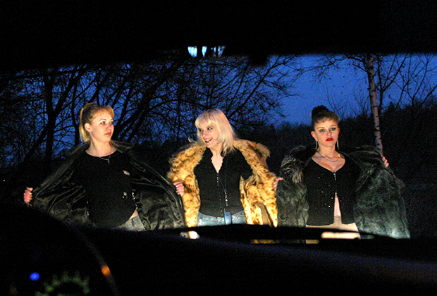 Проститутки после задержания московскими милиционерами, 1997 год
