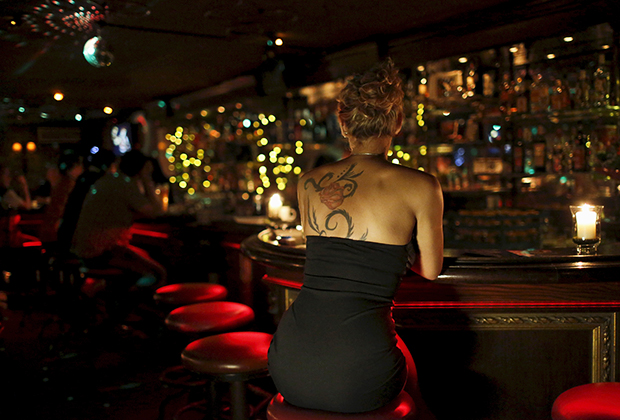 Берлинская эскортница в ожидании клиентов в ночном клубе Bel Ami в 2006 году