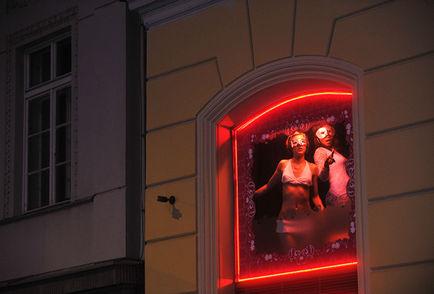 Берлинская эскортница в ожидании клиентов в ночном клубе Bel Ami в 2006 году