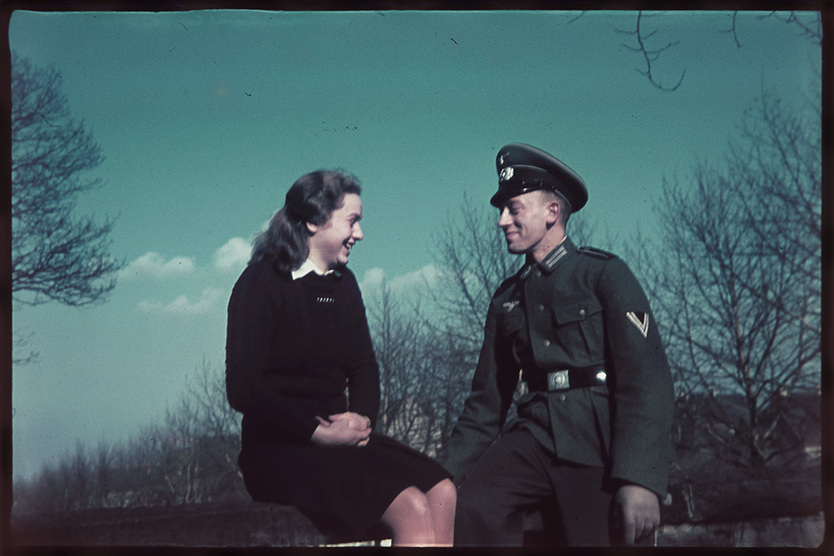 Немецкий военный с девушкой. Место и время съемки неизвестно.