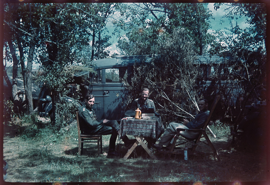 Немецкие офицеры обедают. Украина, 1941 год.