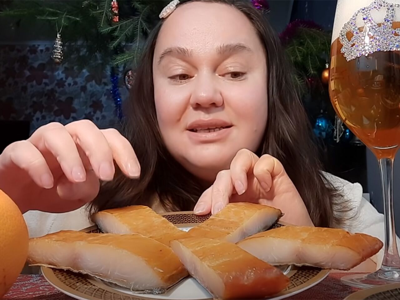 Нет, не тресну!» 38-летняя россиянка объедается и выпивает на камеру. Как это принесло ей всенародную любовь?: Интернет: Интернет и СМИ: Lenta.ru