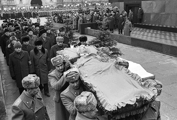 Похороны Константина Черненко. Траурная процессия направляется к Кремлевской стене. 13 марта 1985 года 
