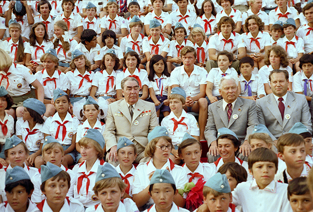 Леонид Ильич Брежнев на открытии Международного детского праздника, посвященного Году ребенка, в пионерском лагере «Артек», 9 августа 1979 года 