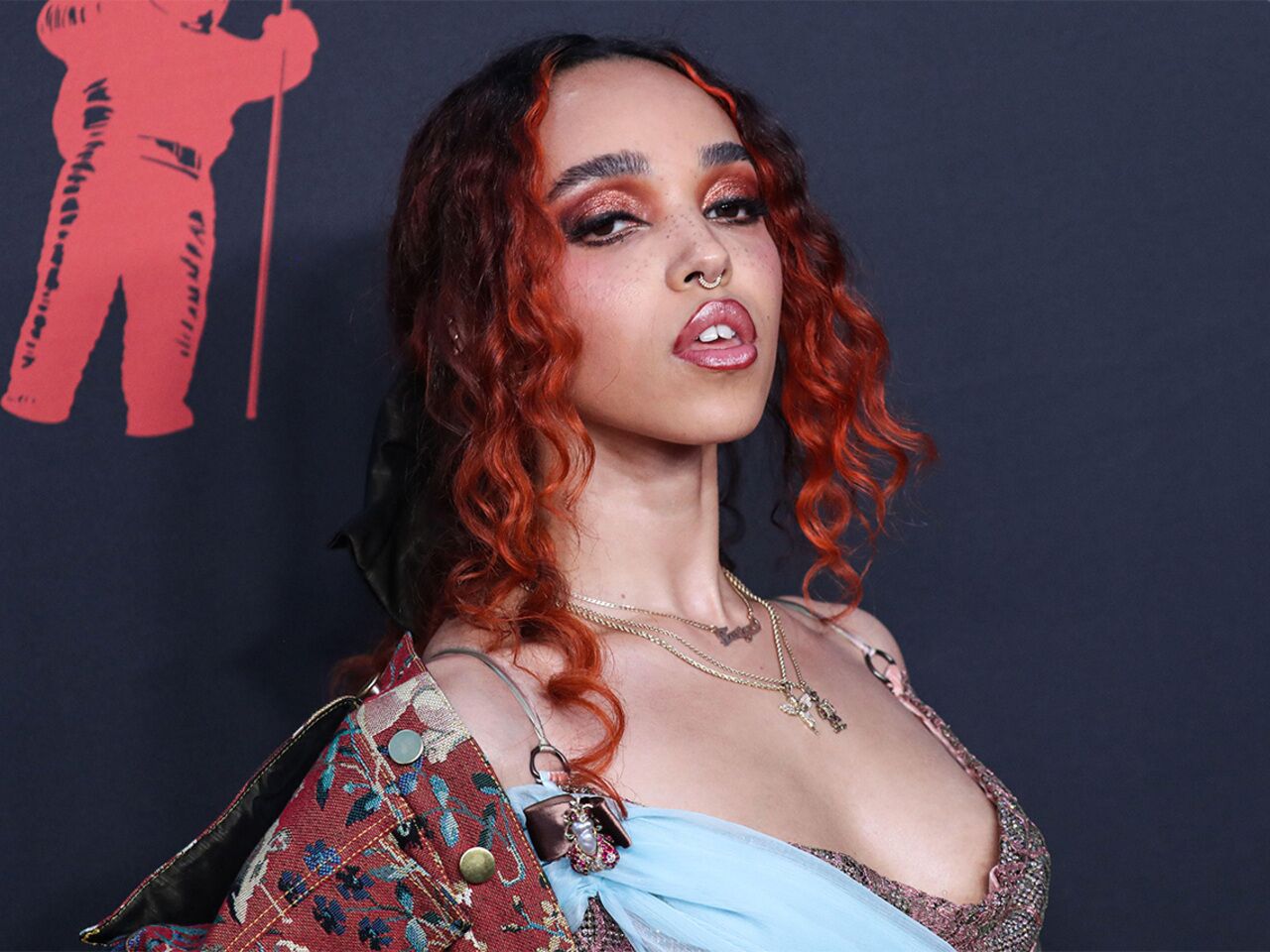 Шайа ЛаБаф заставлял певицу FKA twigs спать голой и называл ее  отвратительной: Кино: Культура: Lenta.ru