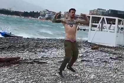 Россиянин разделся на пляже Черного моря при аномальных морозах и прослыл глупым