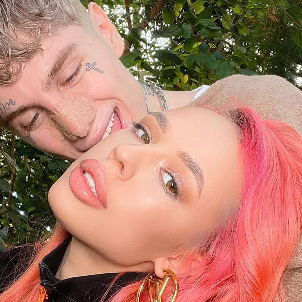 На возлюбленного блогерши Инстасамки подали в суд за долги по ЖКХ:  Интернет: Интернет и СМИ: Lenta.ru