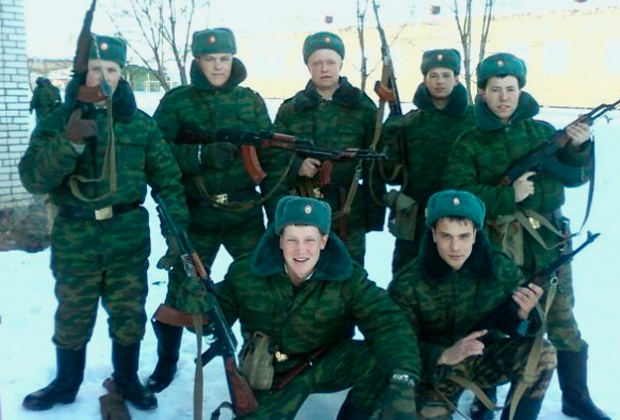 Антон Франчиков (крайний слева) с сослуживцами