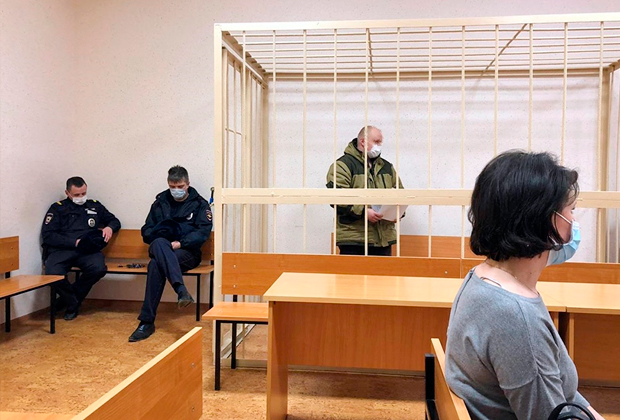 Антон Франчиков (в центре) в зале суда