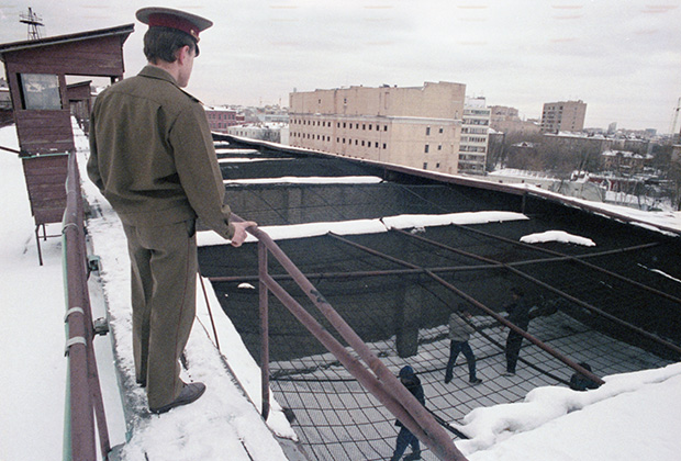 Контролер наблюдает за вечерней прогулкой арестантов. 13 марта 1992 года