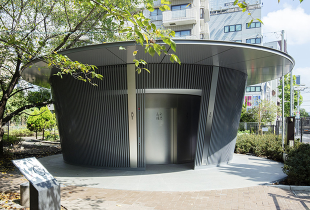 Туалет «под зонтом» в токийском районе Сибуя от архитектора Тадао Андо