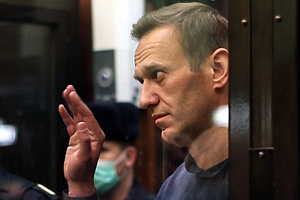 Навального оштрафовали на 850 тысяч рублей за клевету на ветерана Решение об отмене его условного срока оставили в силе. Он проведет в колонии 2,5 года