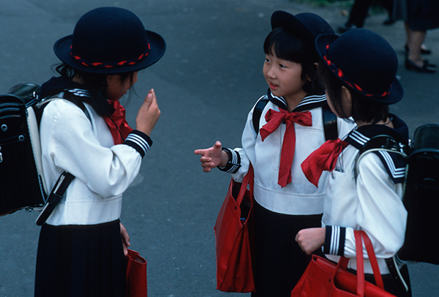 Японские школьницы в провокационной рекламе