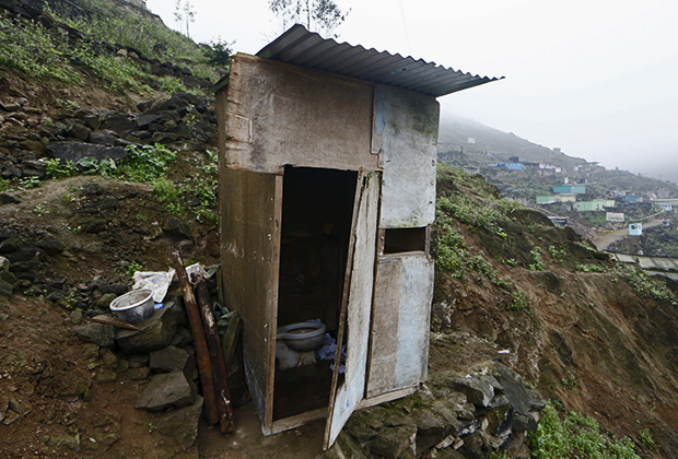 Туалет около жилого дома в городе Лима, Перу