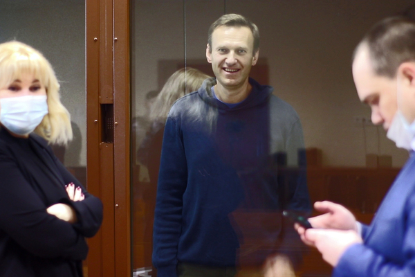 Алексей Навальный (в центре)