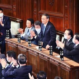 Премьер-министр Есихидэ Суга (в центре) в зале пленарных заседаний в Парламенте Японии