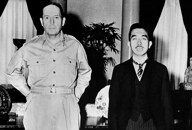 Генерал Дуглас Макартур и император Японии Хирохито