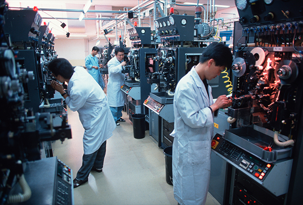 Рабочие на фабрике в корейском Сувоне