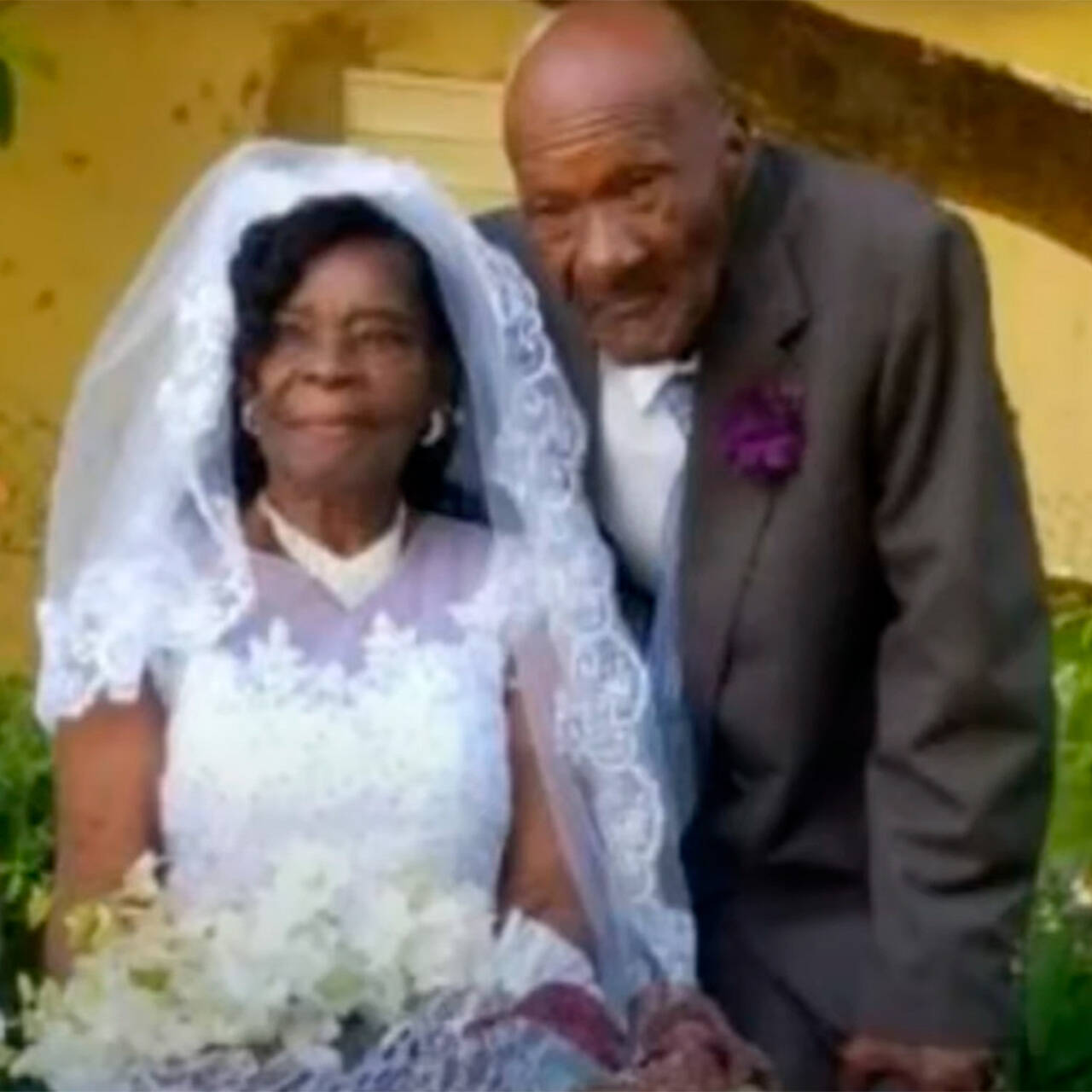 Вышла замуж за заключенного. Женщина вышла замуж за. Замуж в 10 лет. Брак с ямайцем. Мама замуж в 73 года?.
