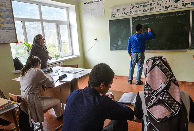 На уроке в школе дагестанского села Хрюг