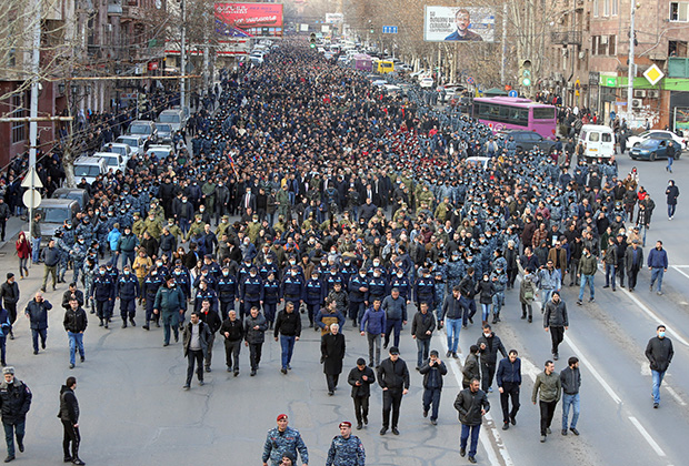 Сторонники Пашиняна на митинге 25 февраля