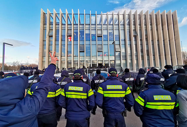 Штурм офиса ЕНД, где скрывается Мелия