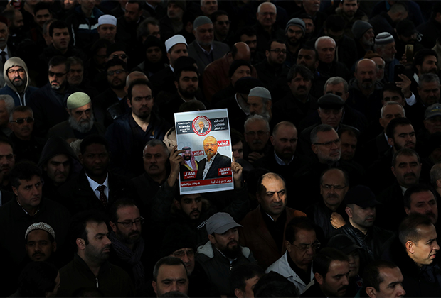 Посетители символических похорон Хашкуджи в Стамбуле
