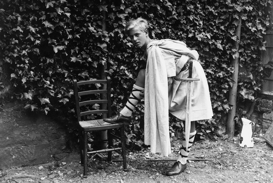  В Гордонстоуне 14-летний Филипп участвовал в школьной постановке шекспировского «Макбета», 1935 год 