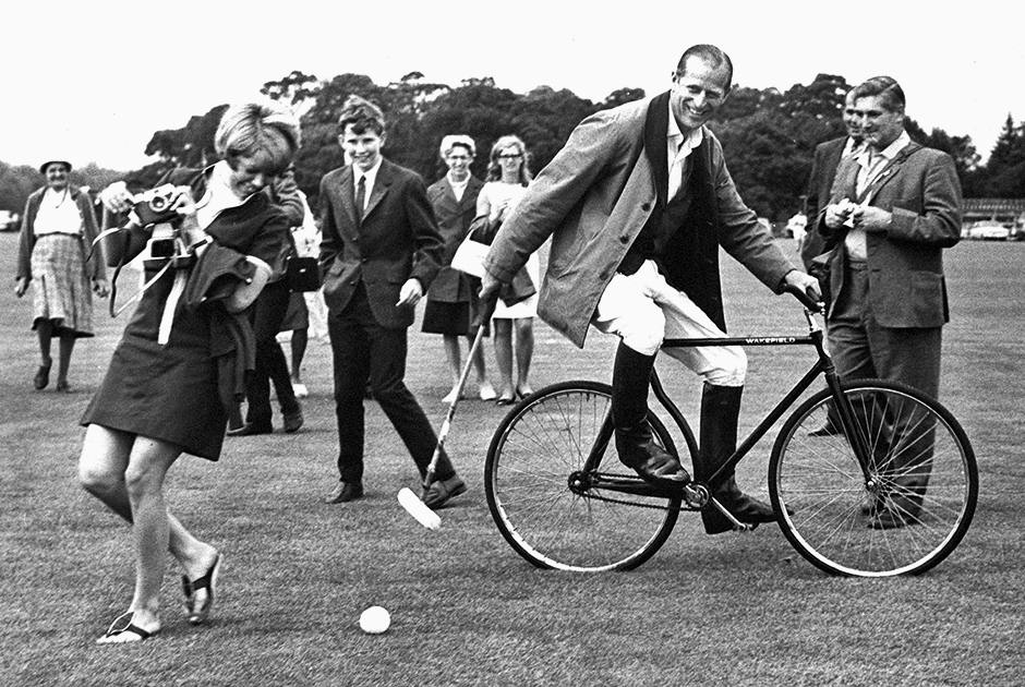 На досуге принц Филипп занимался спортом. На фотографиях, снятых в 1950-е годы, у него в руках то мяч, то крикетный молоток. В одном кадре он скачет на лошади, на другом — рассекает волны на яхте, на третьем — играет в поло. Филипп любил странные виды спорта, пытался совместить поло с катанием на велосипеде и участвовал в сочинении правил гонок на каретах.