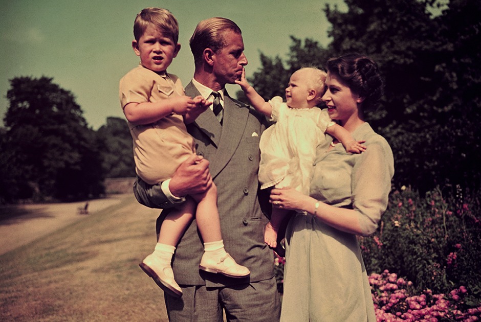  Филипп и Елизавета с детьми Чарльзом и Анной, 1951 год 