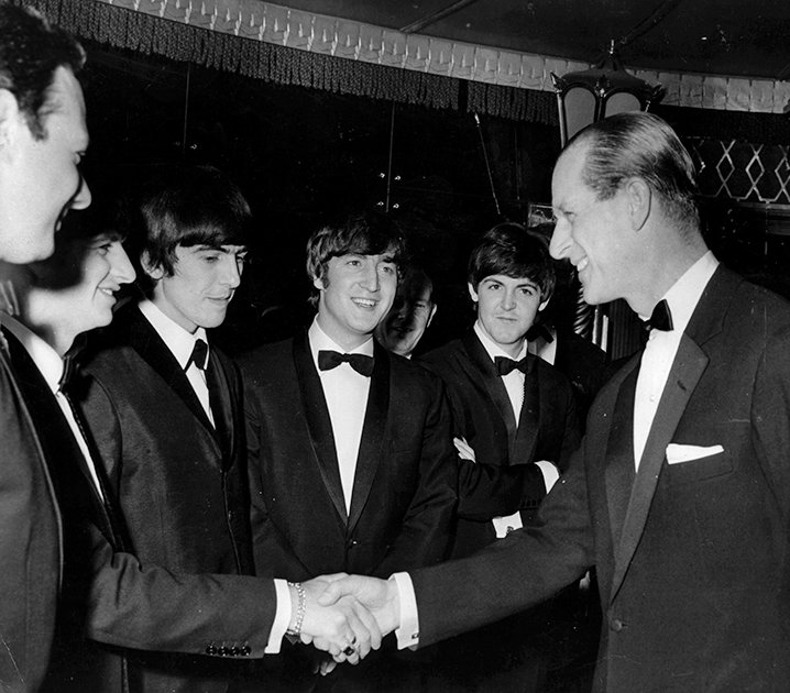  Принц Филипп приветствует участников группы Beatles, 1964 год 